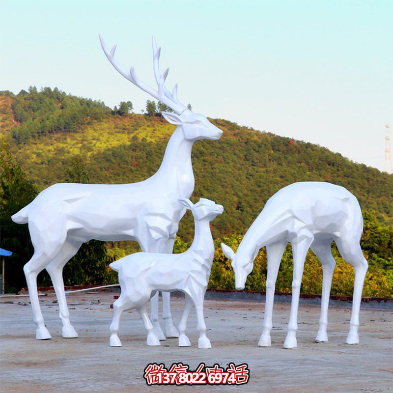 玻璃鋼梅花鹿雕塑，讓一家三口在公園戶外玩耍