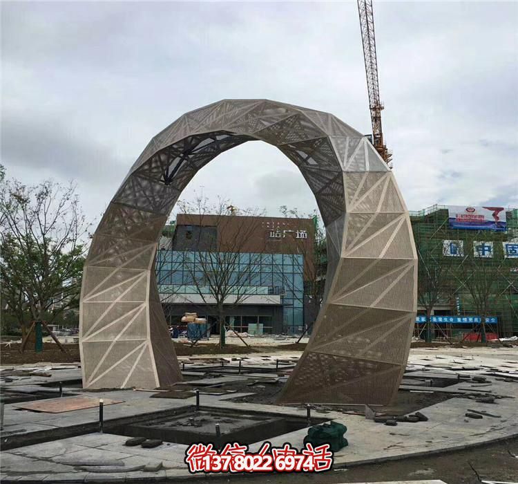 不銹鋼網(wǎng)格拱門雕塑，點(diǎn)綴廣場