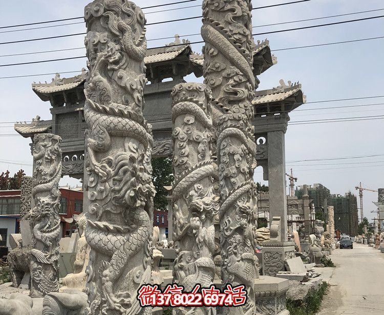 精美石雕龍柱擺件，為寺院景觀增添華麗風采