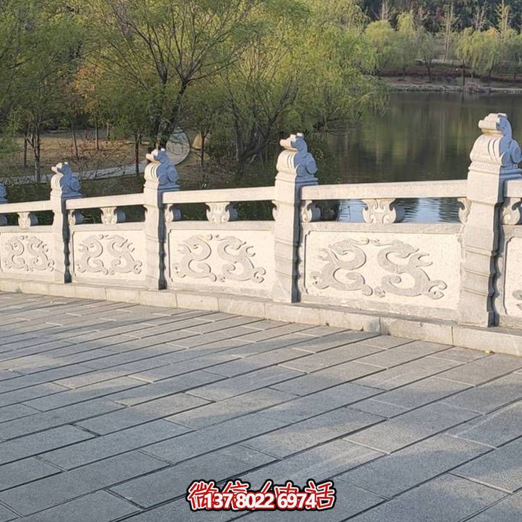 精美青石浮雕石拱橋裝飾，營(yíng)造舒適安全的公園氛圍