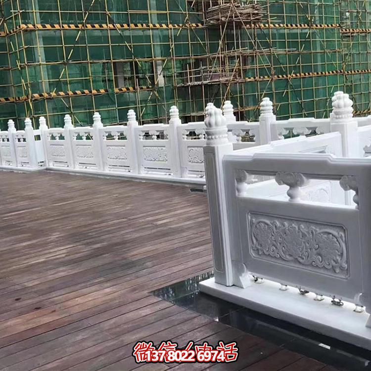 絢麗多彩的防護(hù)欄桿，為河道升旗臺(tái)打造夢(mèng)幻般的園林雕塑
