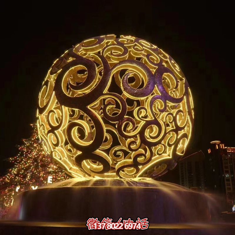 不銹鋼鏤空球雕塑，照亮夜晚的美麗噴泉