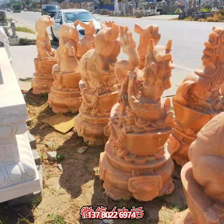 紅晚霞景區(qū)，十二生肖雕塑之旅