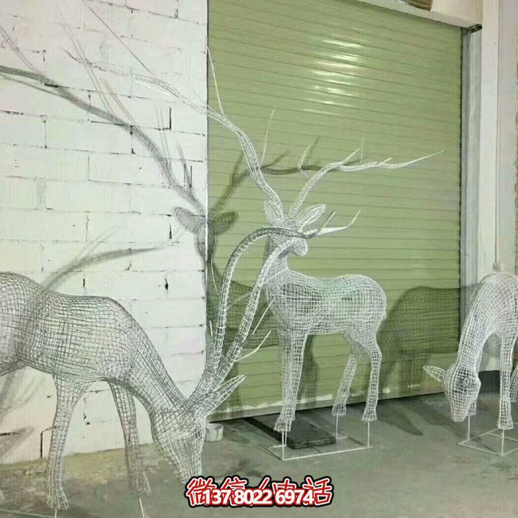 不銹鋼鏤空網(wǎng)格鹿燈光亮化擺件，為公園草坪上裝飾增添精彩