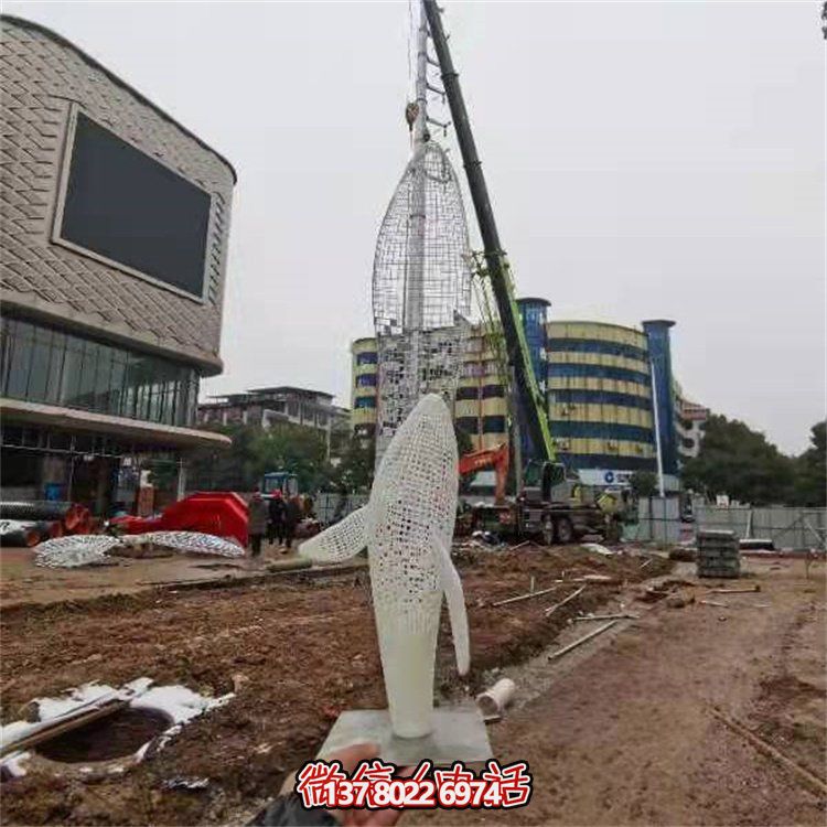 不銹鋼創(chuàng)意鏤空鯨魚雕塑，點(diǎn)綴園林景觀