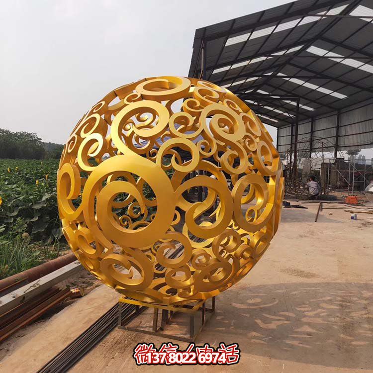 大型不銹鋼鏤空球雕塑，為園林景觀增添靈動(dòng)之美