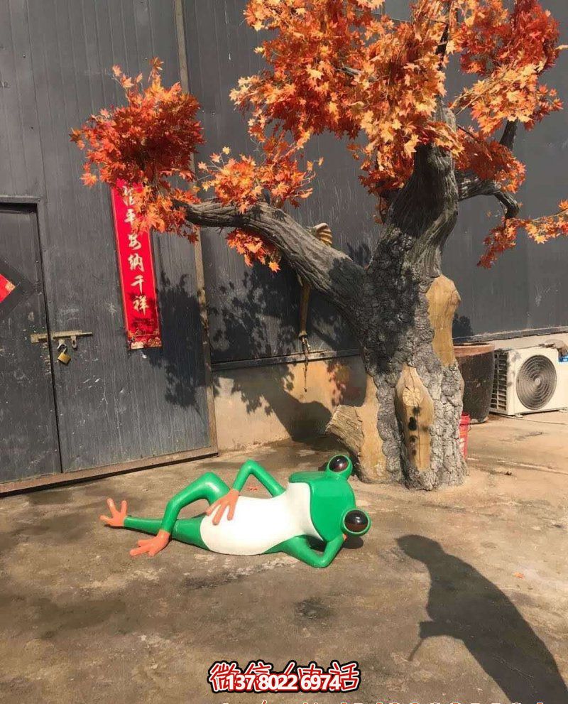 玻璃鋼雕塑躺臥青蛙，給公園增添美感