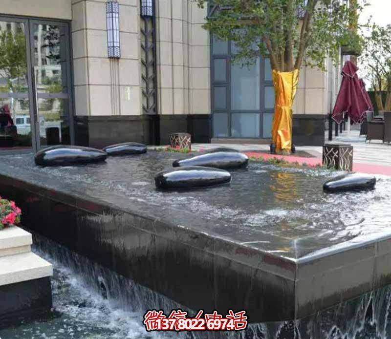 創(chuàng)意水中鵝卵石雕塑，為酒店池塘帶來抽象美感