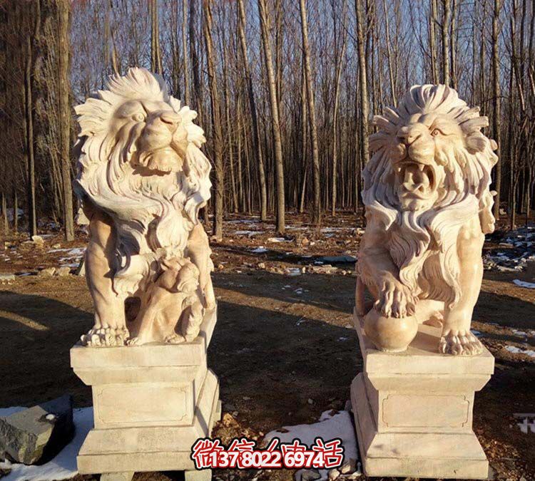紅色獅子雕塑，欣賞絕美晚霞