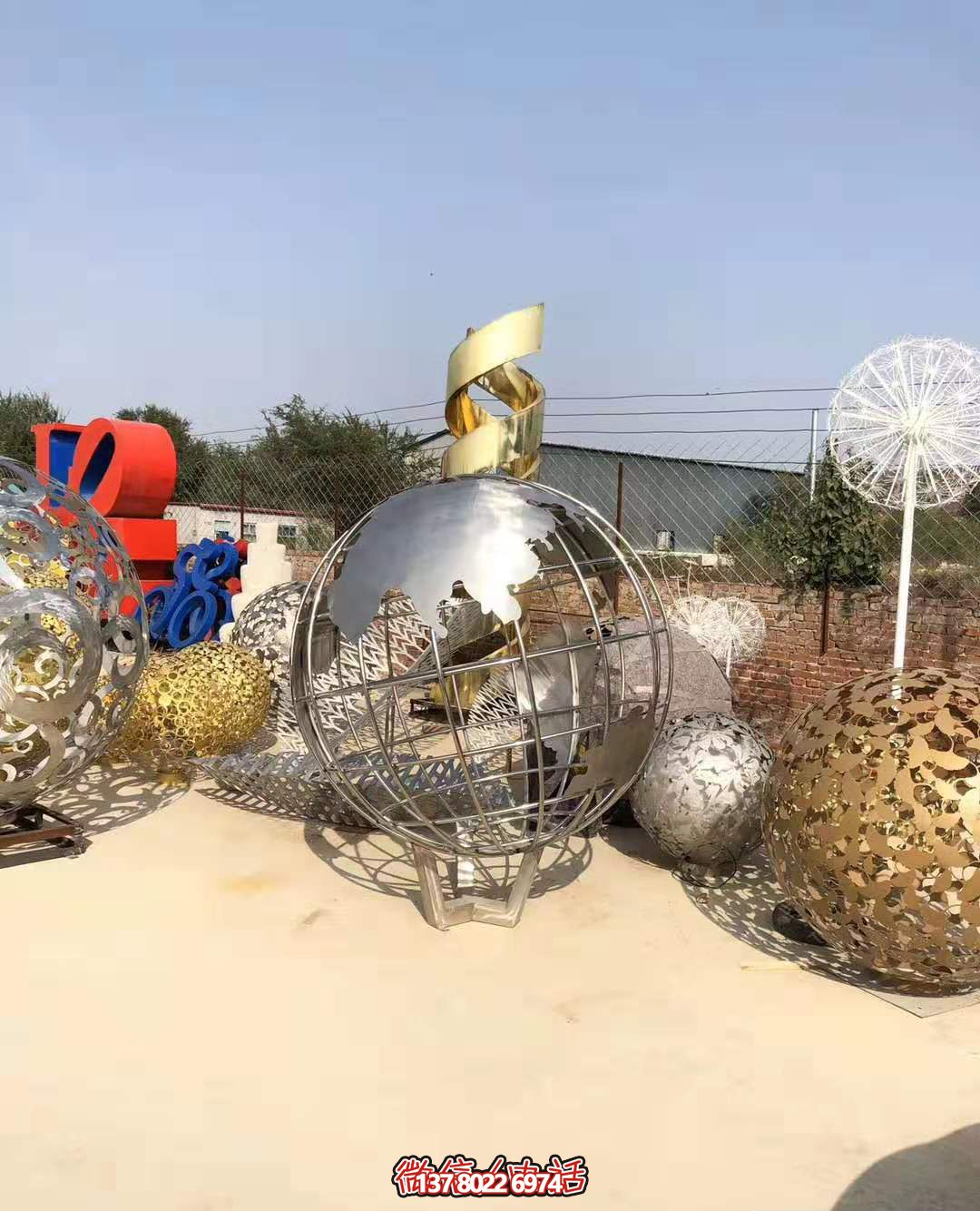 不銹鋼拋光地球儀雕塑，營造公園游樂場氛圍