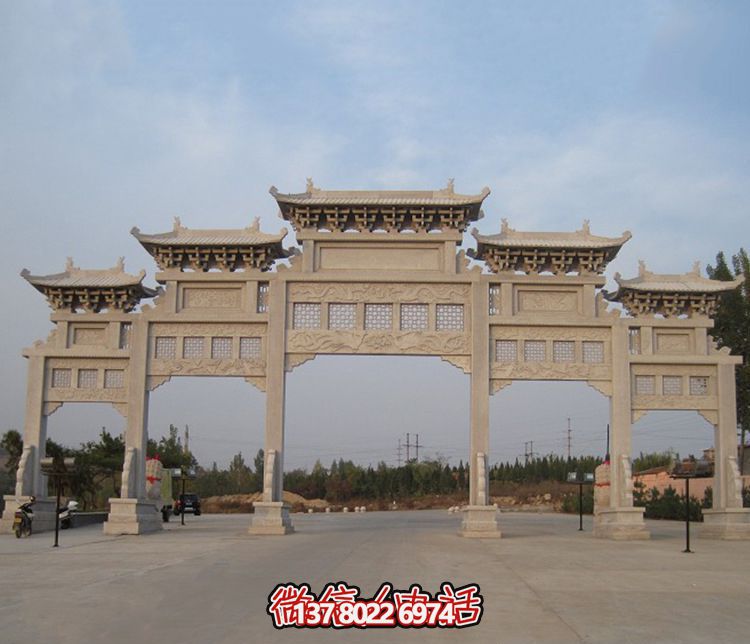 精美大型鏤空牌樓石雕，為公園廣場增添美麗色彩