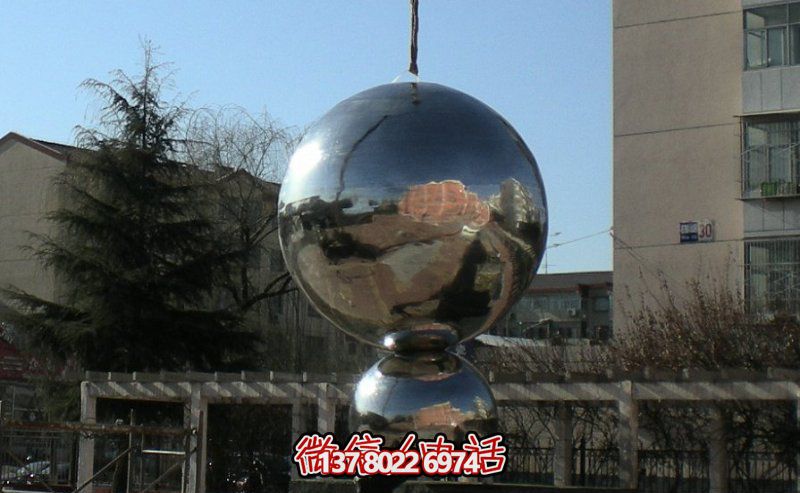 不銹鋼球體雕塑，鏡面反光，室外裝點(diǎn)美化