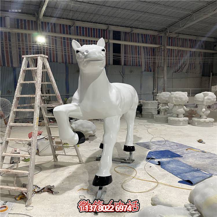 玻璃鋼馬雕塑，點(diǎn)綴戶外園林