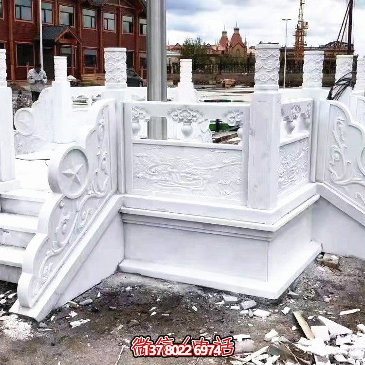 漢白玉升旗臺，做工精美，安全防護(hù)欄桿