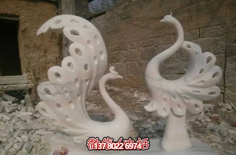 不銹鋼鏤空孔雀雕塑，點綴公園湖邊