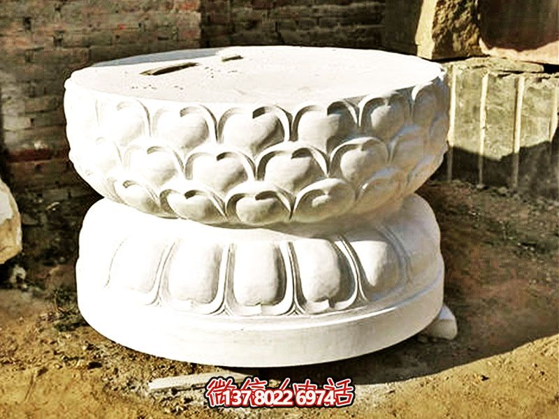 漢白玉制須彌座佛像，以精美圓形飾就古樸寺院