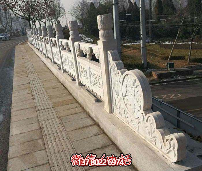 現(xiàn)代城市綠化防護(hù)欄桿，融入自然元素的花崗巖石雕