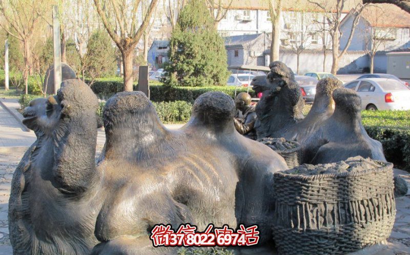 玻璃鋼駱駝雕塑，欣賞公園里歪頭看玻璃創(chuàng)意