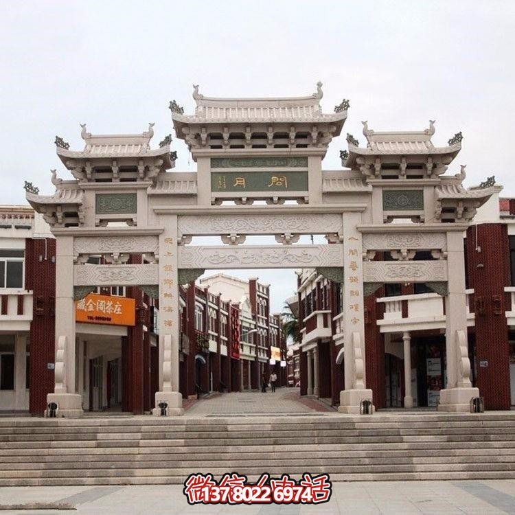 精美中式三門牌坊，裝飾大理街道