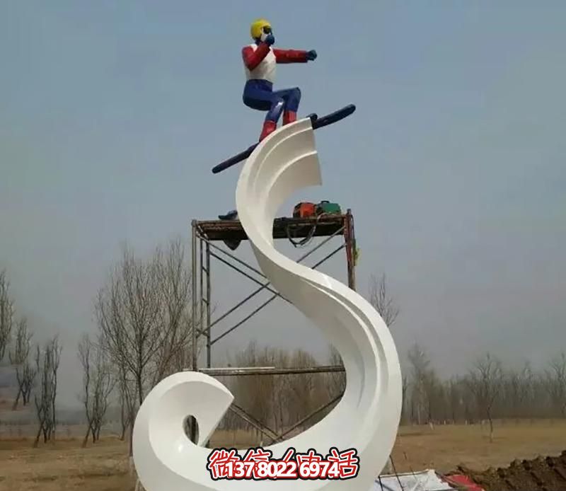 彩繪不銹鋼雕塑，把滑雪運動主題人物雕刻到廣場上