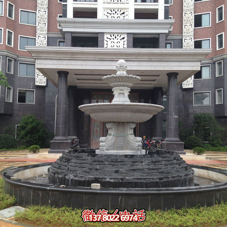 清新的雙層噴泉水雕裝飾，為辦公大樓門前增添靈動氣息