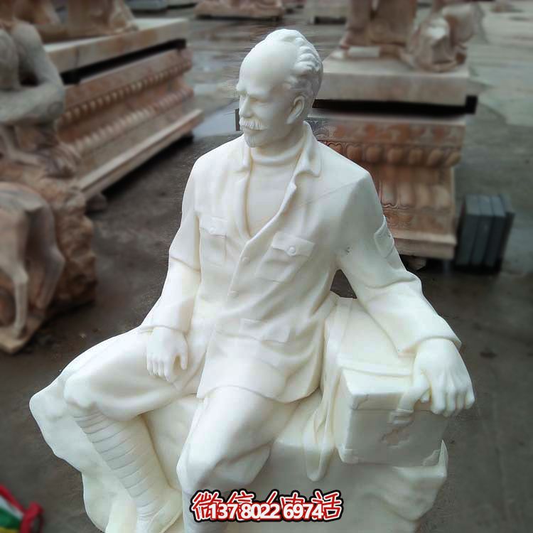 以白求恩精神為原型，漢白玉雕刻的護(hù)士坐姿雕塑
